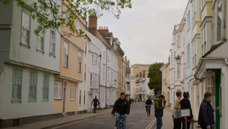 Exterior-De-Edificios-Tradicionales-En-Holywell-Street-En-El-Centro-De-La-Ciudad-De-Oxford-Con-Peatones-1